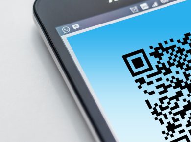 Free High-resolution close-up of a smartphone displaying a QR code on its screen. Stock Photo